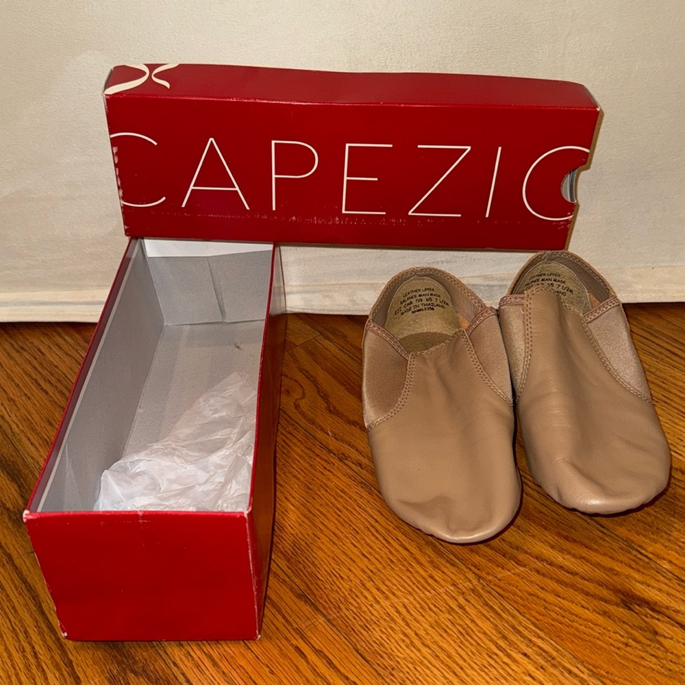 Capezio EJ2 Caramel Slip On Jazz Shoes 7.5 NEW!
